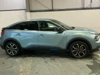 Begagnad Citroën e-C4 Shine 100 kW (136 HK) 2023 Blå Halvkombi