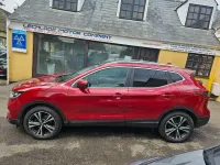Used Nissan Qashqai N-Connecta 115 HP (84 kW) 2017 Red SUV