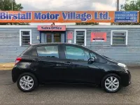 Begagnad Toyota Yaris 99 HK (72 kW) 2012 Svart Halvkombi