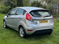 Usado Ford Fiesta Zetec 82 CV (60 kW) 2014 Plateado Utilitario