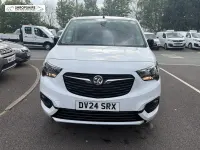 Second-hand Vauxhall Combo S 130 CP (95 kW) 2024 Alb Monovolum