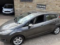 Usado Ford Fiesta Zetec 82 HP (60 kW) 2016 Cinzento Citadino