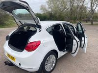 Second-hand Vauxhall Astra Excite 2015 Alb Hatchback