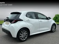Usado Toyota Yaris Hybrid 116 HP (85 kW) 2024 Branco Citadino