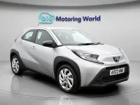 Usado Toyota Aygo X PURE 71 HP (52 kW) 2023 Prateado SUV