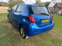 Used Toyota Yaris 99 HP (72 kW) 2015 Blue Hatchback