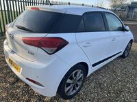 Used Hyundai i20 Premium 100 HP (73 kW) 2015 White Hatchback