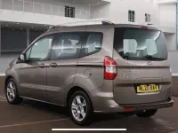 Usado Ford Tourneo Courier Zetec 100 CV (73 kW) 2020 Plateado Monovolumen
