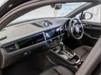 Used Porsche Macan 261 HP (191 kW) 2025 Black SUV