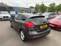 Usado Ford Focus Zetec 125 CV (91 kW) 2018 Gris Utilitario