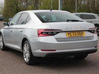 Usado Skoda Superb SE L 147 CV (108 kW) 2022 Plateado Utilitario