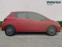 Used Toyota Yaris 99 HP (72 kW) 2017 Red Hatchback
