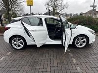 Used Vauxhall Astra Design Edition 125 HP (91 kW) 2017 White Hatchback