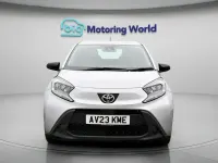 Usado Toyota Aygo X PURE 71 HP (52 kW) 2023 Prateado SUV