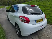 Used Peugeot 208 Allure 68 HP (50 kW) 2014 White Hatchback