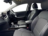 Usado Kia Ceed 138 HP (101 kW) 2023 Cinzento Citadino