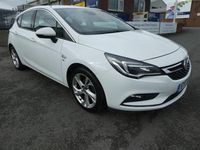 Used Vauxhall Astra SRi 105 HP (77 kW) 2017 White Hatchback