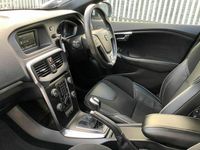 Begagnad Volvo V40 R-Design 122 HK (89 kW) 2018 Vit Kombi