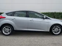 Usado Ford Focus Zetec 125 HP (91 kW) 2015 Prateado Citadino
