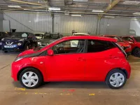 Usado Toyota Aygo X-play 68 HP (50 kW) 2015 Vermelho Citadino
