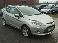 Begagnad Ford Fiesta Zetec 2010 Silver Halvkombi