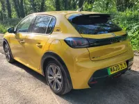 Usado Peugeot e-208 Allure 100 kW (136 CV) 2020 Amarillo Utilitario