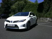 Used Toyota Auris Hybrid 136 HP (100 kW) 2014 White Hatchback