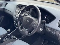 Used Hyundai i20 Premium 84 HP (61 kW) 2016 White Hatchback