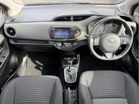 Used Toyota Yaris Hybrid 99 HP (72 kW) 2019 Red Hatchback