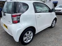Used Toyota iQ 68 HP (50 kW) 2009 White Hatchback