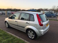 Usado Ford Fiesta Zetec 2006 Prateado Citadino
