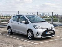 Used Toyota Yaris Hybrid 101 HP (74 kW) 2016 Silver Hatchback