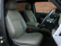 Usado Land Rover Defender SE 300 CV (220 kW) 2023 Gris Familiar