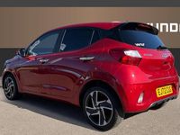 Usado Hyundai i10 Premium 84 CV (61 kW) 2023 Rojo Utilitario