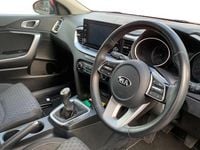 Usado Kia Ceed Air 136 HP (100 kW) 2020 Vermelho Citadino
