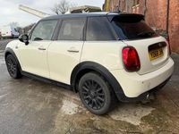 Używany Mini Cooper Hatch 136 KM (100 kW) 2018 Biały Hatchback
