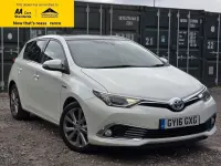 Used Toyota Auris Hybrid 136 HP (100 kW) 2016 White Hatchback