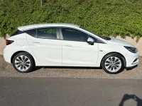 Used Vauxhall Astra Design Edition 105 HP (77 kW) 2017 White Hatchback