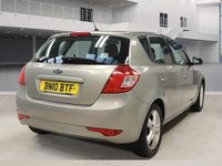 Używany Kia Ceed 126 KM (92 kW) 2010 Srebrny Hatchback