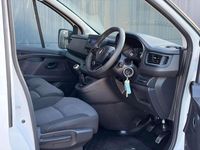 Begagnad Renault Trafic Business 2023 Vit Minibuss