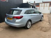 Usado Vauxhall Astra Elite 150 CV (110 kW) 2018 Plateado Familiar