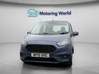Usado Ford Tourneo Courier Zetec 100 CV (73 kW) 2019 Azul Monovolumen