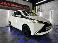 Begagnad Toyota Aygo X-play 2016 Vit Halvkombi