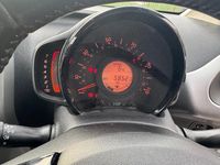 Usado Toyota Aygo X-play 69 HP (50 kW) 2017 Branco Citadino