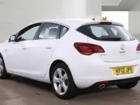 Begagnad Vauxhall Astra SRi 165 HK (121 kW) 2012 Vit Halvkombi
