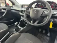 Used Peugeot 208 Active 68 HP (50 kW) 2013 Red Hatchback