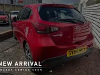 Usado Mazda 2 Inclusive 88 CV (64 kW) 2016 Rojo Utilitario