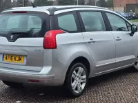 Usado Peugeot 5008 Active 120 HP (88 kW) 2016 Prateado Monovolume