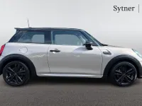 Usado Mini Cooper Hatch 134 CV (98 kW) 2023 Gris Utilitario