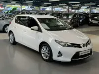 Usado Toyota Auris 101 HP (74 kW) 2014 Branco Citadino